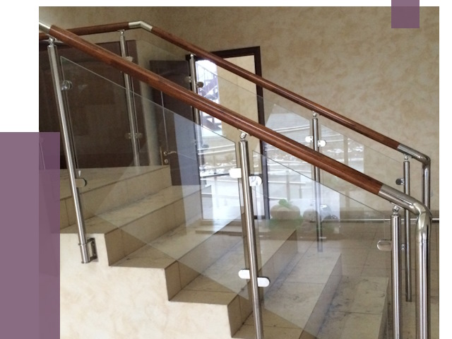 Комбинированные перила из металла и дерева в Чебаркуле